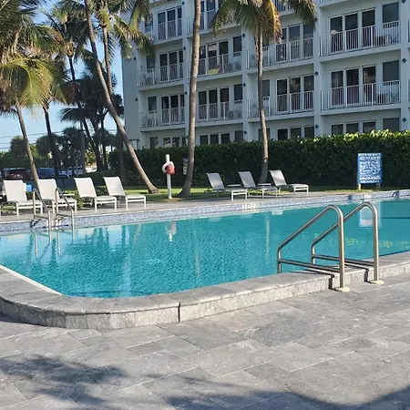 Beachfront Studio Suite - Private Beach Access - Perfect For Couples
